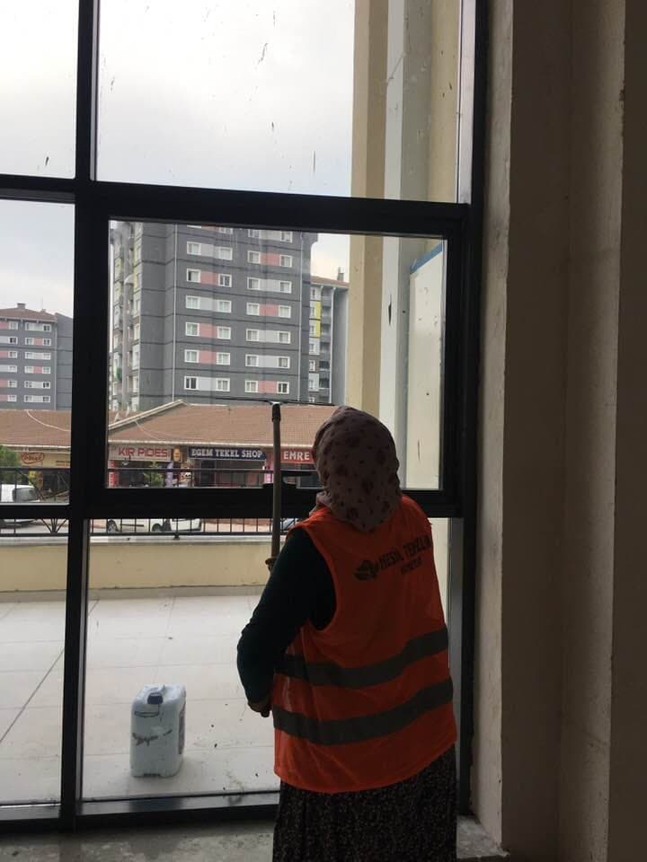 Saha personeli teslim öncesi detay temizliği yaparken